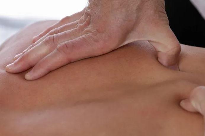 Bấm huyệt là gì và nó hoạt động như thế nào?