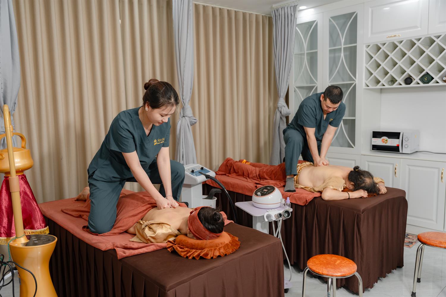 Xoa bóp bấm huyệt toàn thân